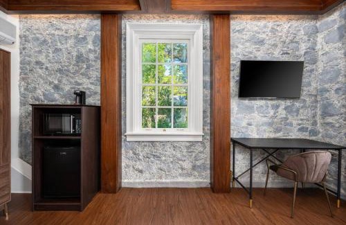 Santa Rosa Apartamento | Elegant Santa Rosa Getaway at Historic Stonehouse!