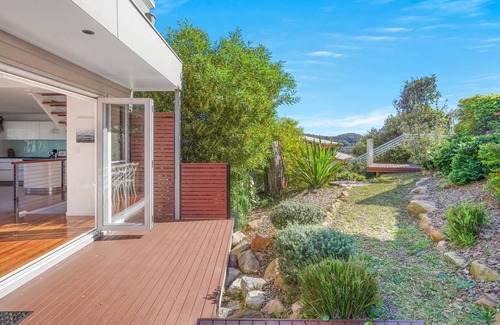 Forresters Beach Casa | Elegant Sea-facing Home with Fantastic Views