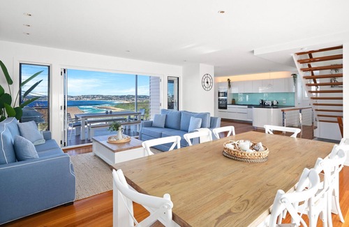 Forresters Beach Casa | Elegant Sea-facing Home with Fantastic Views