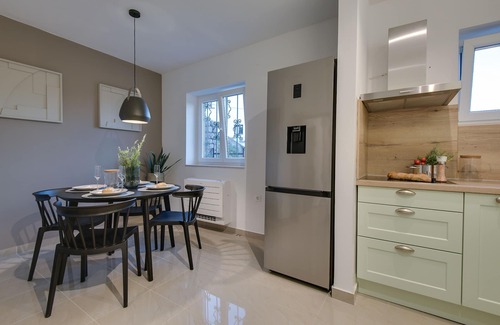 Volosko Apartamento | Elegant Sea-View Apartment with Spacious Balcony, Steps from the Adriatic