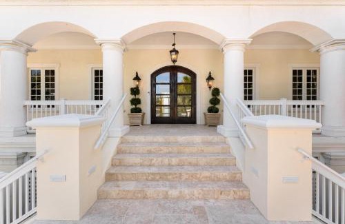 New Town Apartamento | Elegant Seafront Villa