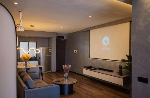 Seri Tanjung Pinang Apartamento | Elegant Seaview Projector Lounge by The Only Bnb