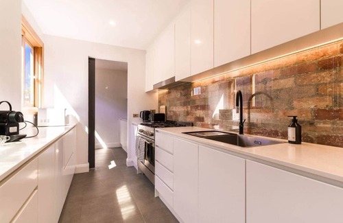 Seddon Casa | Elegant Seddon Stay Historic Charm & Modern Twist