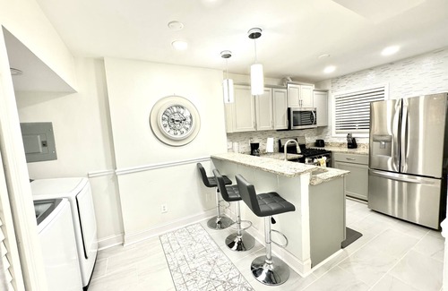 Forest Park Casa | Elegant Serene | Family Friendly| Private Patio | Close to airport