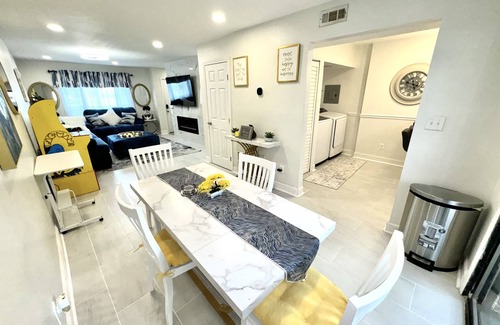 Forest Park Casa | Elegant Serene | Family Friendly| Private Patio | Close to airport