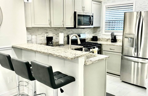 Forest Park Casa | Elegant Serene | Family Friendly| Private Patio | Close to airport