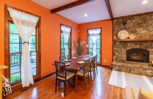 Almond Casa | Elegant Smoky Mountains Retreat