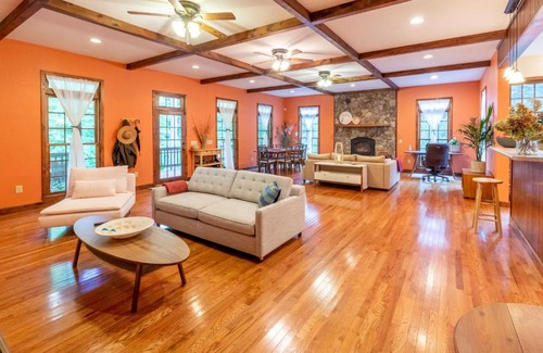 Almond Casa | Elegant Smoky Mountains Retreat