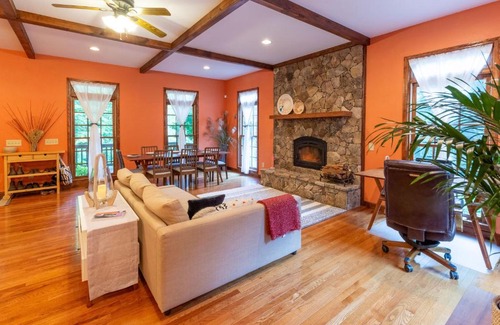 Almond Casa | Elegant Smoky Mountains Retreat