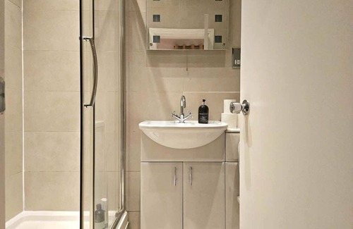 College Park and Old Oak Condominio | Elegant Spacious London Flat C