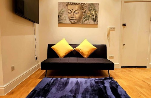 College Park and Old Oak Condominio | Elegant Spacious London Flat C