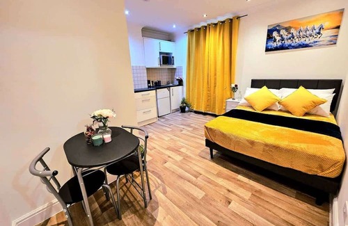 College Park and Old Oak Condominio | Elegant Spacious London Flat E