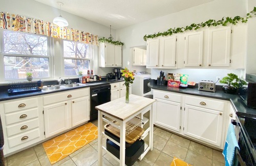 Wichita Casa | ELEGANT, SPACIOUS FAMILY HOME - 1/2 MILE FROM WESLEY HOSPITAL - 11 BEDS