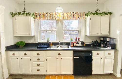 Wichita Casa | ELEGANT, SPACIOUS FAMILY HOME - 1/2 MILE FROM WESLEY HOSPITAL - 11 BEDS