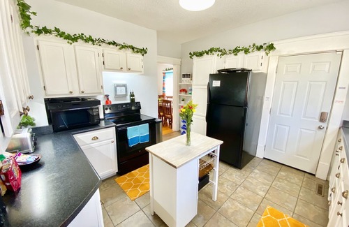 Wichita Casa | ELEGANT, SPACIOUS FAMILY HOME - 1/2 MILE FROM WESLEY HOSPITAL - 11 BEDS