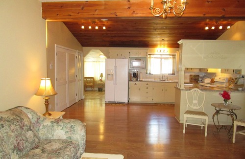 Creswell Casa | Elegante y espaciosa casa !! 5 dormitorios y 3 baños, 15 min. a U de O, duerme 15, $ 150. 00