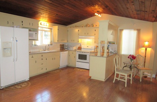 Creswell Casa | Elegante y espaciosa casa !! 5 dormitorios y 3 baños, 15 min. a U de O, duerme 15, $ 150. 00