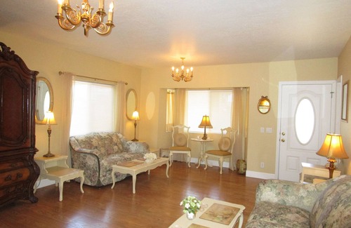 Creswell Casa | Elegante y espaciosa casa !! 5 dormitorios y 3 baños, 15 min. a U de O, duerme 15, $ 150. 00
