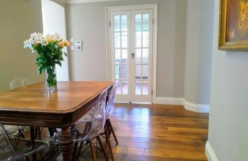 Blackheath Apartamento | Elegant & spacious parkside 2-bedroom 2-bathroom flat in period building on Blackheath Common - private entrance, great Greenwich location, easy for O2 Arena and City!