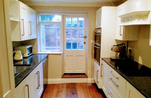 Blackheath Apartamento | Elegant & spacious parkside 2-bedroom 2-bathroom flat in period building on Blackheath Common - private entrance, great Greenwich location, easy for O2 Arena and City!