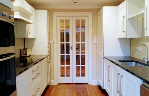 Blackheath Apartamento | Elegant & spacious parkside 2-bedroom 2-bathroom flat in period building on Blackheath Common - private entrance, great Greenwich location, easy for O2 Arena and City!