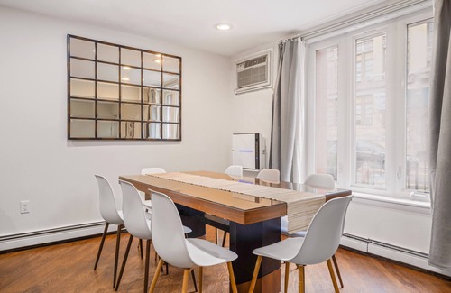 Hoboken Condominio | Elegant Spacious Well-stocked Brownstone Duplex