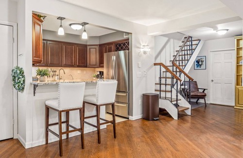 Hoboken Condominio | Elegant Spacious Well-stocked Brownstone Duplex