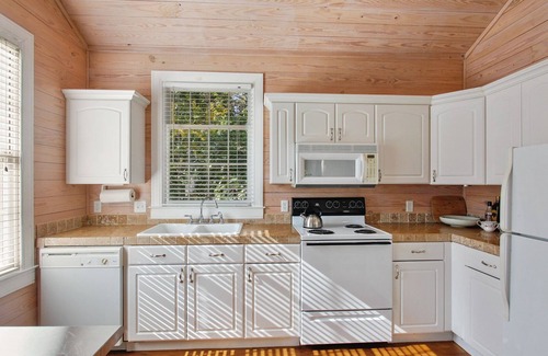 King City Cabaña | Calle elegante Simons Island Honeymoon Beach Cottage Cerca de Pier Village
