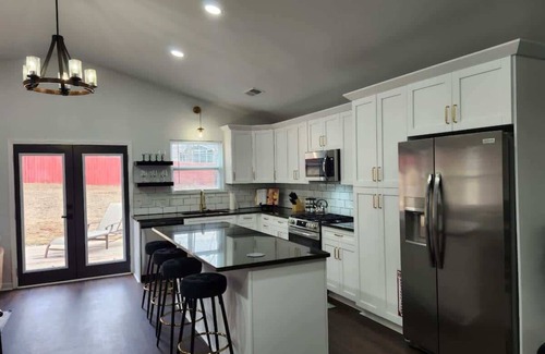 Fairburn Casa | Elegant Stay: Cozy, Chic & Luxe