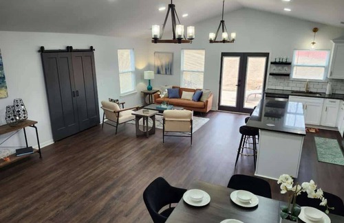 Fairburn Casa | Elegant Stay: Cozy, Chic & Luxe