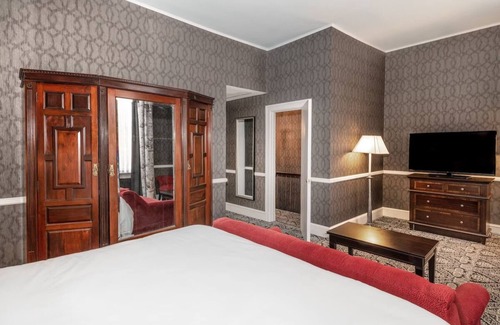 Historic District Hotel | Elegant Stay Perfect for Exploring Annapolis' Shops and Boutiques.