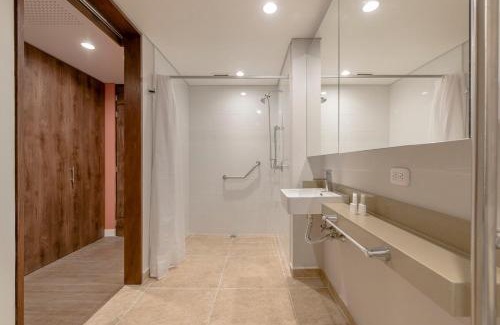 Los Naranjos Apartamento | Elegant Stay Steps from El Tesoro Mall 304