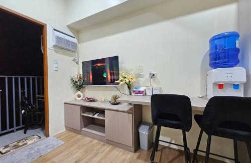 Mandaue Apartamento | Elegant Studio with balcony unit 625 - 6th floor - near Ateneo De Cebu - High speed internet - Northwoods Place