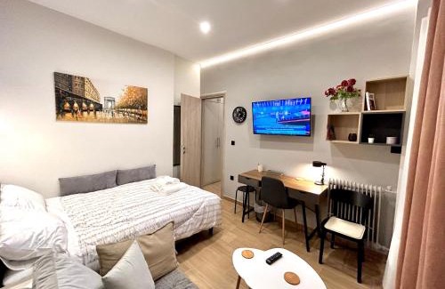 Ilisia Apartamento | Elegant & Stylish 2nd Floor Flat - 3' from Metro