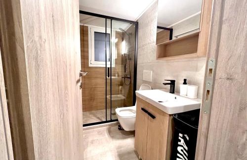 Ilisia Apartamento | Elegant & Stylish 2nd Floor Flat - 3' from Metro