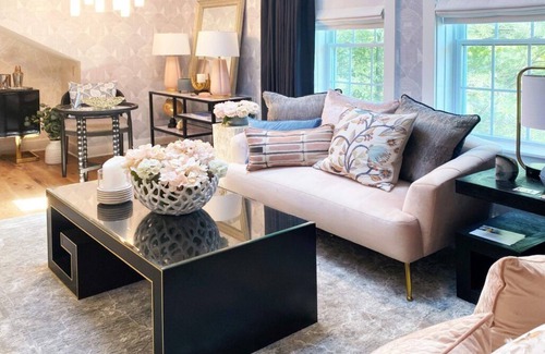 Lenox Cama Y Desayuno | Elegant suite with a king bed, fireplace, and kitchenette.