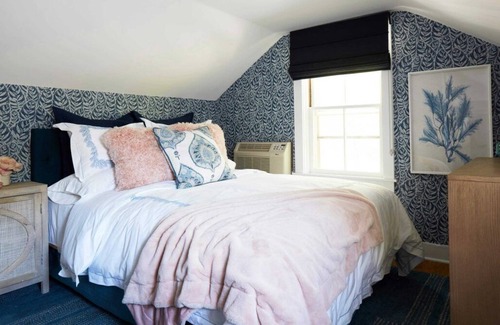 Lenox Cama Y Desayuno | Elegant suite with a king bed, fireplace, and kitchenette.
