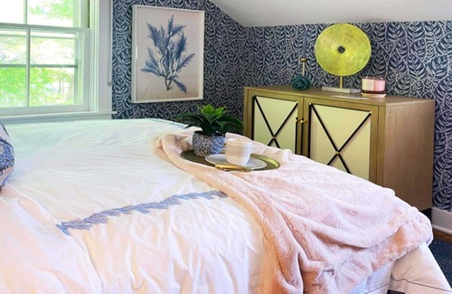 Lenox Cama Y Desayuno | Elegant suite with a king bed, fireplace, and kitchenette.