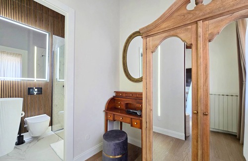 Manciano Apartamento | Elegant suite with exclusive bathroom and balcony