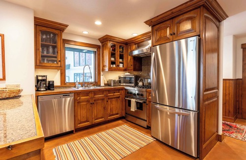 Warm Springs Condominio | Elegant Three Suite Condo Steps to Warm Springs Lodge