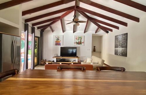 Puerto Carrillo Villa | Elegante villa tropical con piscina y excelentes vistas, minutos de Playa Carrillo