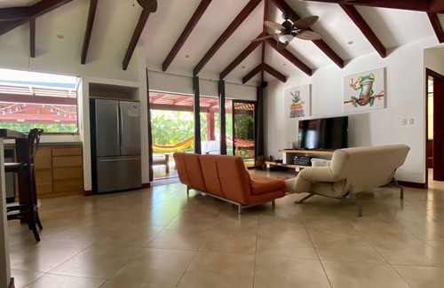 Puerto Carrillo Villa | Elegante villa tropical con piscina y excelentes vistas, minutos de Playa Carrillo