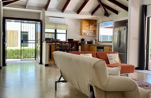 Puerto Carrillo Villa | Elegante villa tropical con piscina y excelentes vistas, minutos de Playa Carrillo