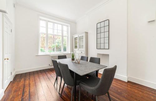 Royal Borough of Kensington and Chelsea Apartamento | Elegant Two-Level Kensington Apartment