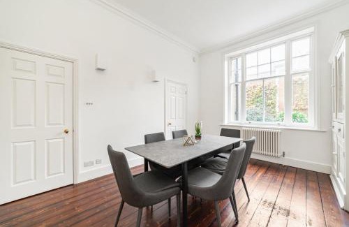 Royal Borough of Kensington and Chelsea Apartamento | Elegant Two-Level Kensington Apartment