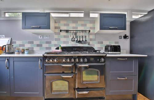 Roath Casa | Elegant Victorian Home with Pool Table & Parking