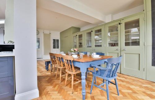 Roath Casa | Elegant Victorian Home with Pool Table & Parking