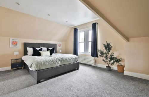 Roath Casa | Elegant Victorian Home with Pool Table & Parking