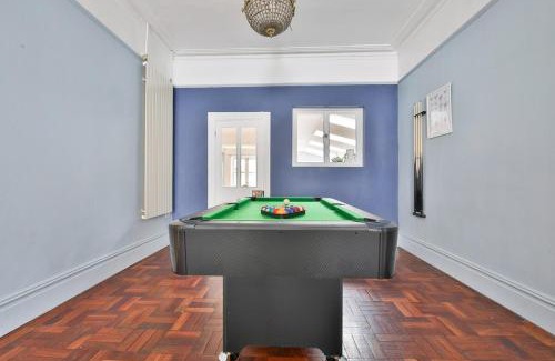 Roath Casa | Elegant Victorian Home with Pool Table & Parking