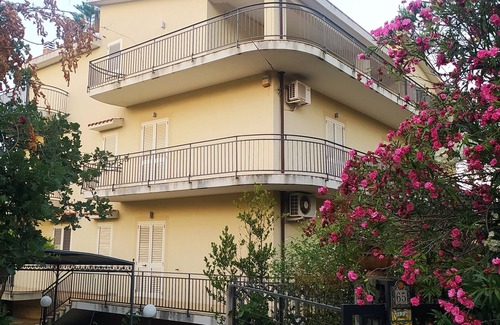 Bovalino Apartamento | Elegant villa in the countryside near the sea